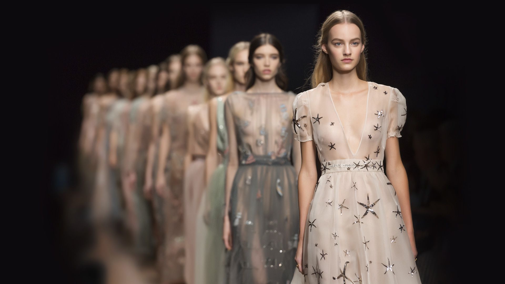 服裝設計師DNA:華倫天奴，黑與白_時尚_網